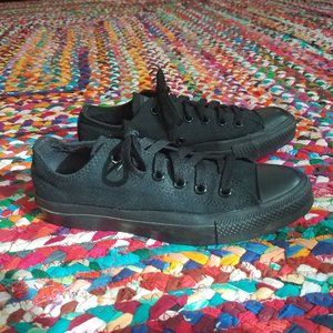 All black Converse Chuck Taylor low tops EUC sz. 7
